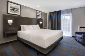 In-room safe, desk, blackout drapes, iron/ironing board - Days Inn by Wyndham Barrie (Barrie)