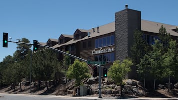 A building with a stone facade and a sign reading "Comfort Inn."