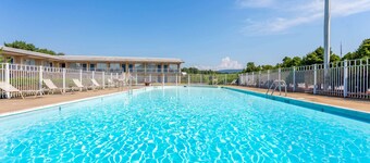 Days Inn by Wyndham Breezewood