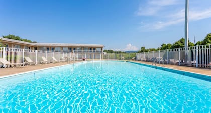 Days Inn by Wyndham Breezewood
