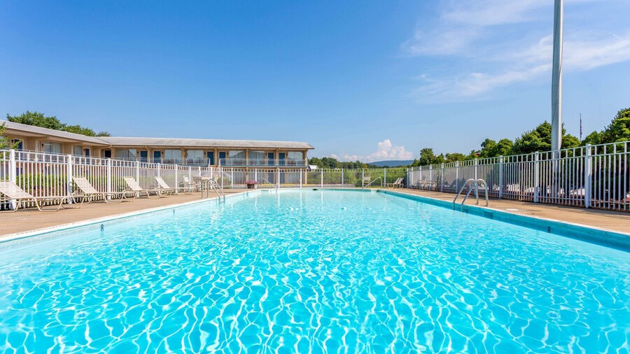Days Inn by Wyndham Breezewood