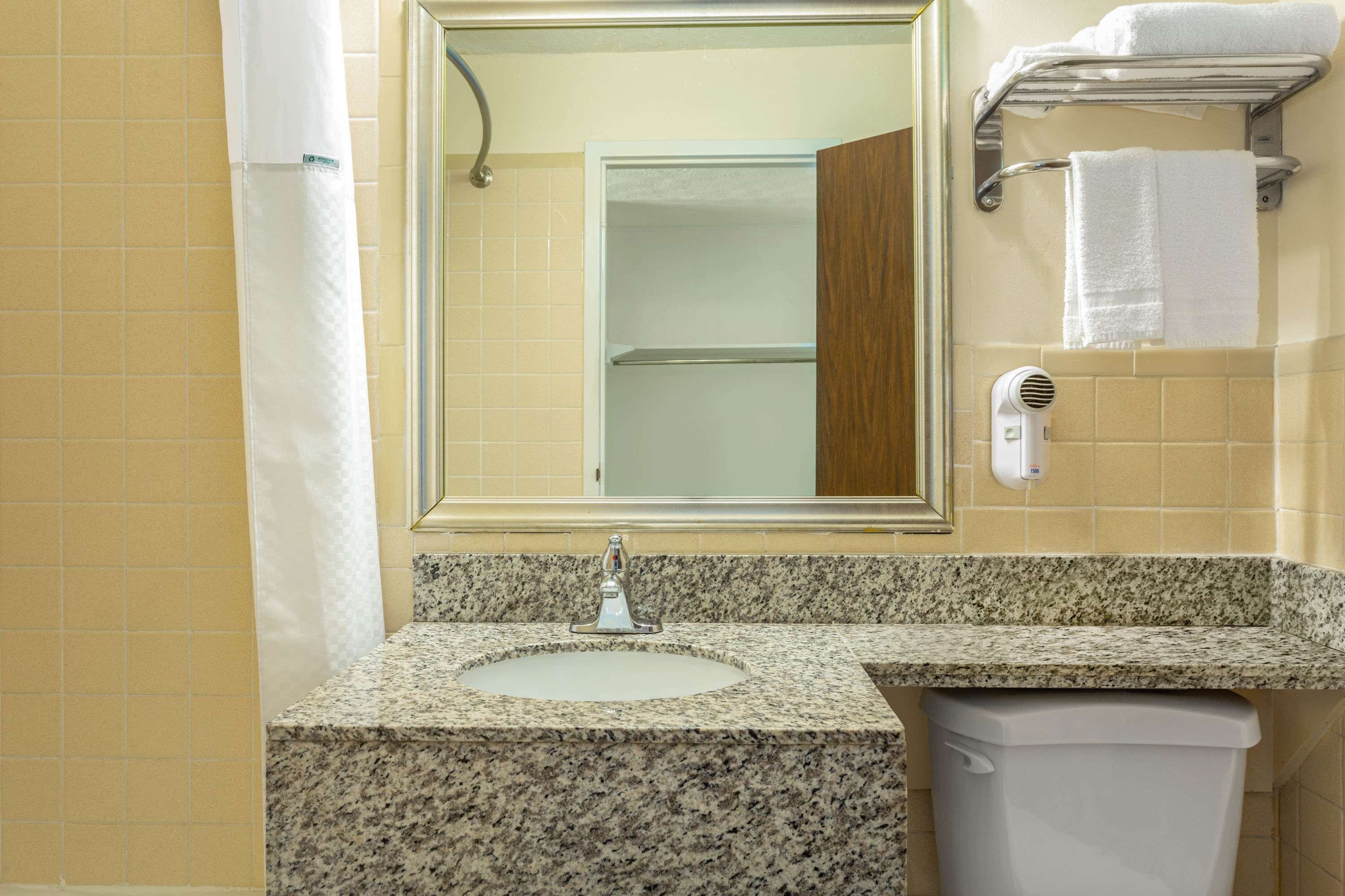 Combined shower/tub, free toiletries, hair dryer, towels