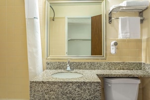 Combined shower/tub, free toiletries, hair dryer, towels