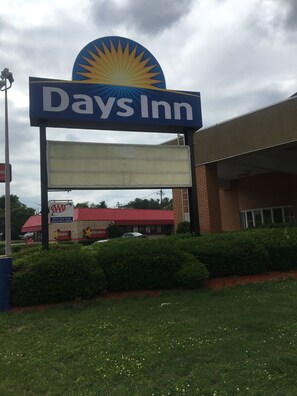 A Days Inn sign with a large sunburst logo. - Days Inn by Wyndham Breezewood (Breezewood)