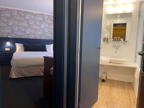 Suite familiale, 2 chambres, 2 salles de bains | 1 chambre, literie de qualité, lit avec matelas en mousse à mémoire