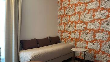 Superior driepersoonskamer | Luxe beddengoed, bedden met traagschuimmatrassen, een minibar