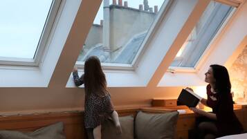 Dobbeltrom – deluxe, gårdsplassområde | Sengetøy av topp kvalitet, memory foam-senger, minibar og safe på rommet