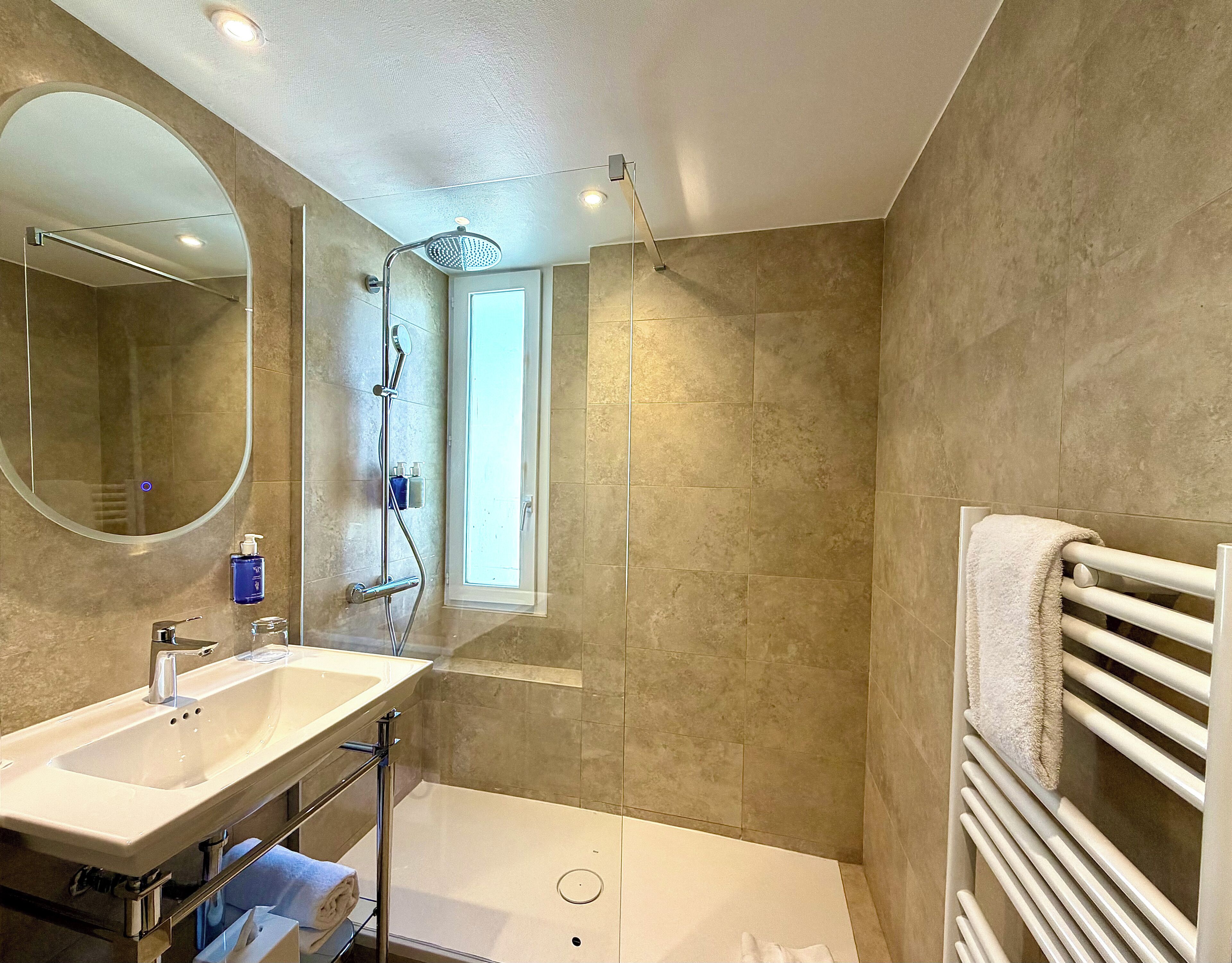 Toalettartikler (inkludert), hårføner, badekåper og tøfler