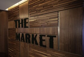 Tägliches Frühstücksbuffet (19.95 USD pro Person)