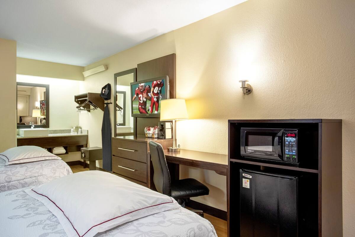 Premium Room, 2 Katil Kelamin (Double) (Upgraded Bedding & Snack, Smoke Free) | Peti besi dalam bilik, meja, langsir/tirai gelap terus, Wi-fi percuma 