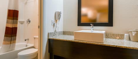 Combined shower/tub, eco-friendly toiletries, towels