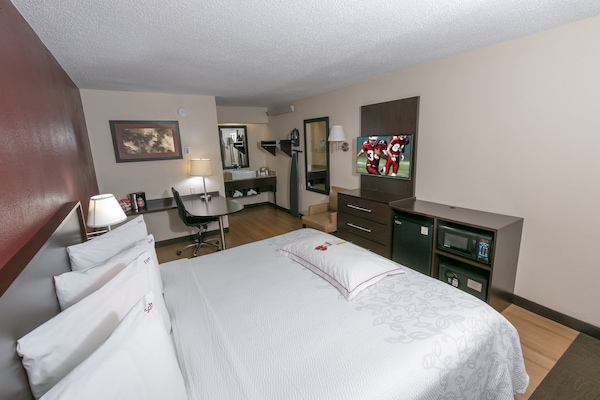 Premium Room, 1 King Bed (Upgraded Bedding & Snack, Smoke Free) | In-room safe, desk, blackout drapes, WiFi (free)