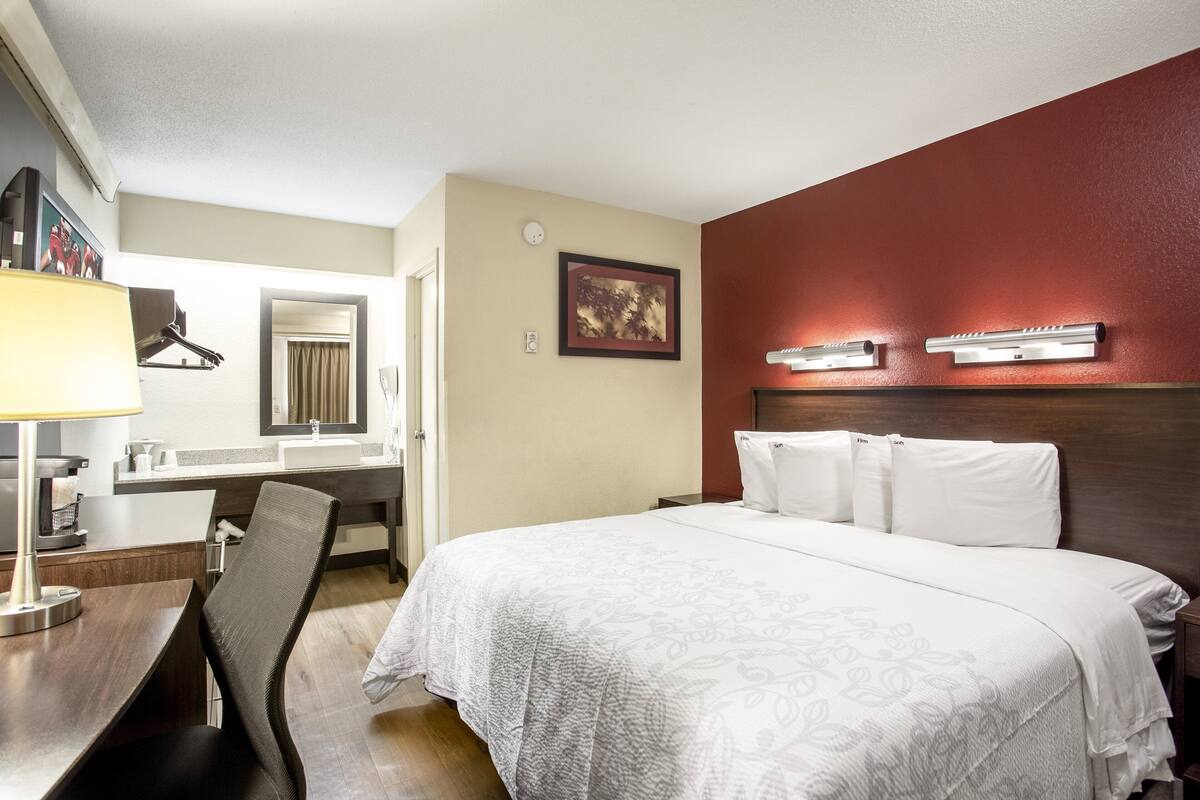 Standard Room, 1 King Bed (Smoke Free) | In-room safe, desk, blackout drapes, WiFi (free)