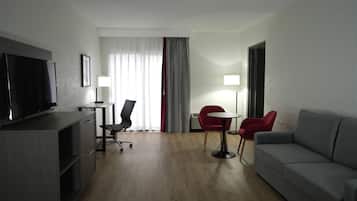 Suite Deluxe, 1 cama de matrimonio grande, no fumadores | Zona de estar | Una televisión