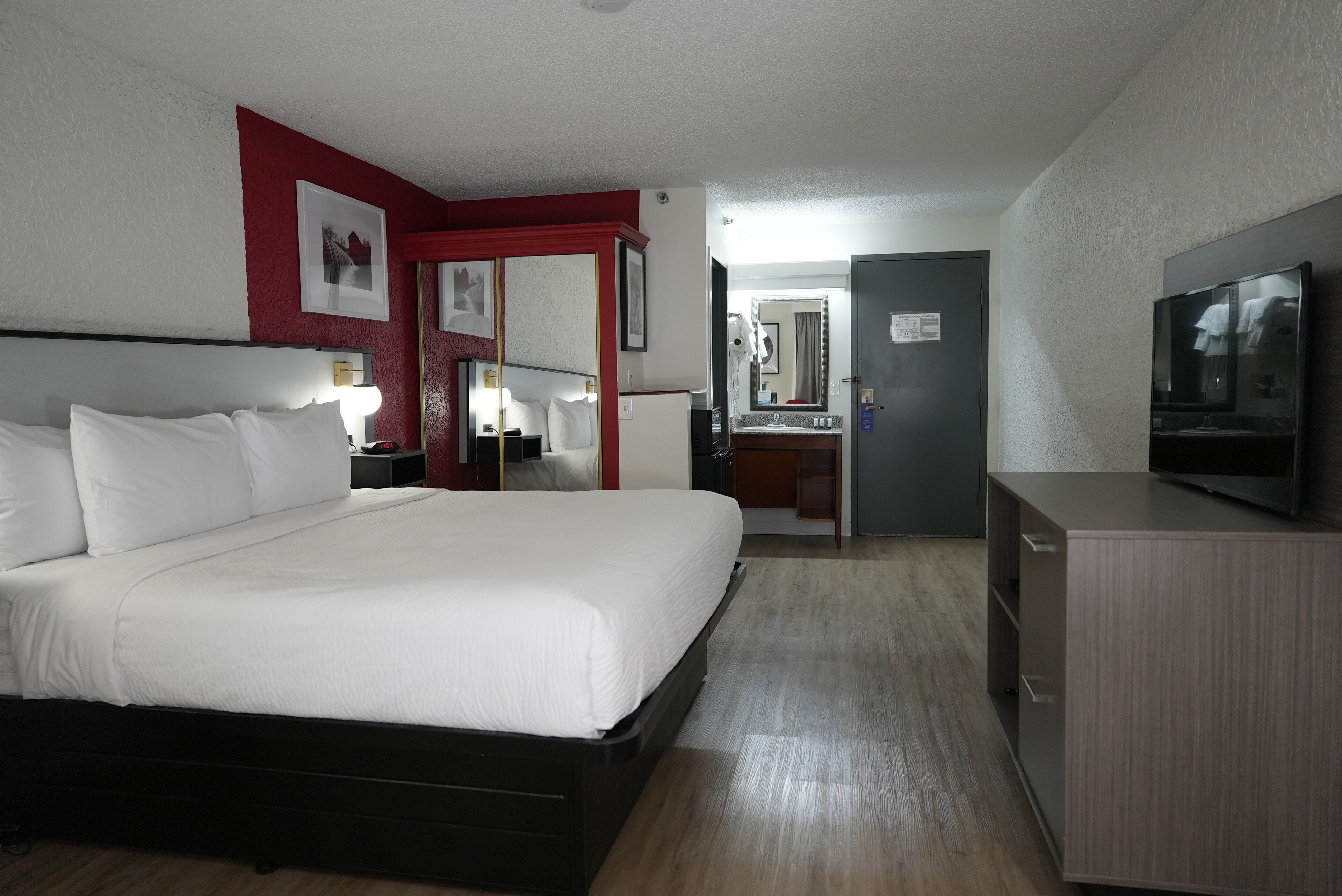 Skrivebord, blendingsgardiner og strykejern/-brett