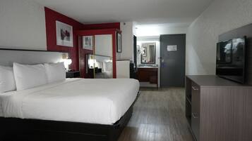 Skrivebord, blendingsgardiner og strykejern/-brett