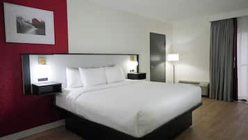 Escritorio, cortinas opacas, tabla de planchar con plancha