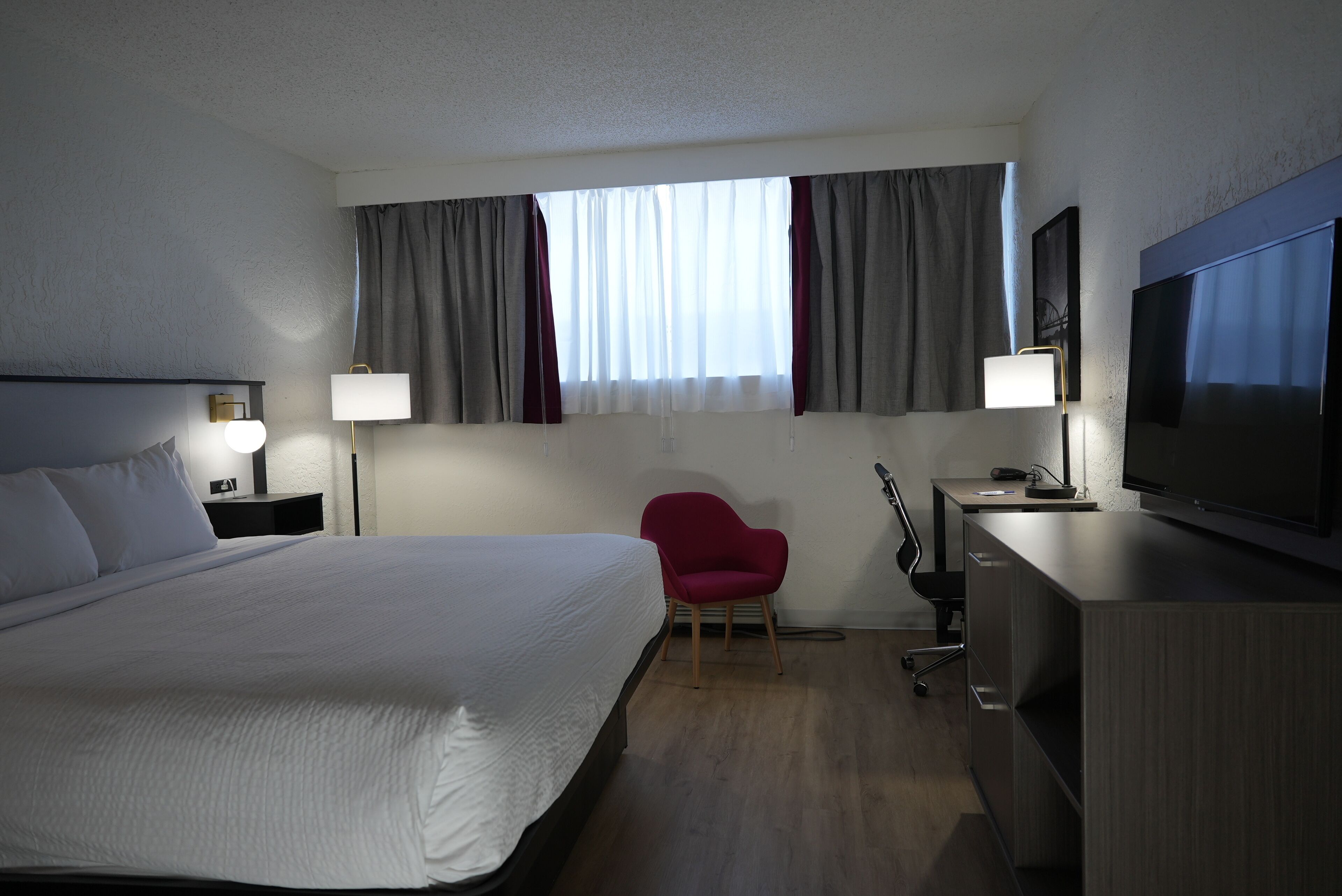 Schreibtisch, Verdunkelungsvorhänge, Bügeleisen/Bügelbrett