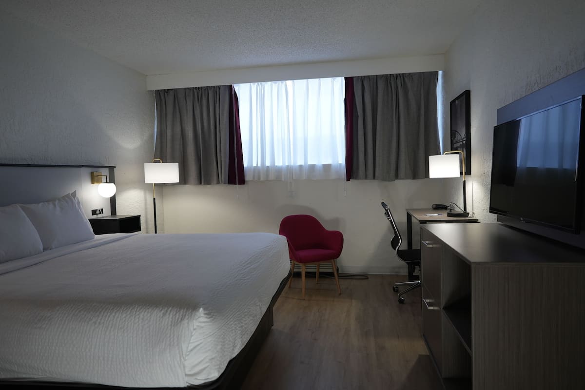 Schreibtisch, Verdunkelungsvorhänge, Bügeleisen/Bügelbrett