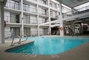 Una piscina al aire libre de temporada