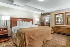 Een bureau, verduisterende gordijnen, een strijkplank/strijkijzer