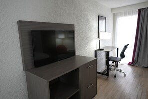 Bàn, màn/rèm cản sáng, bàn ủi/dụng cụ ủi quần áo 