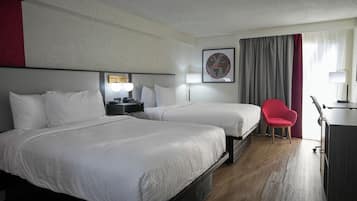 Meja kerja, tirai kedap cahaya, dan setrika/meja setrika