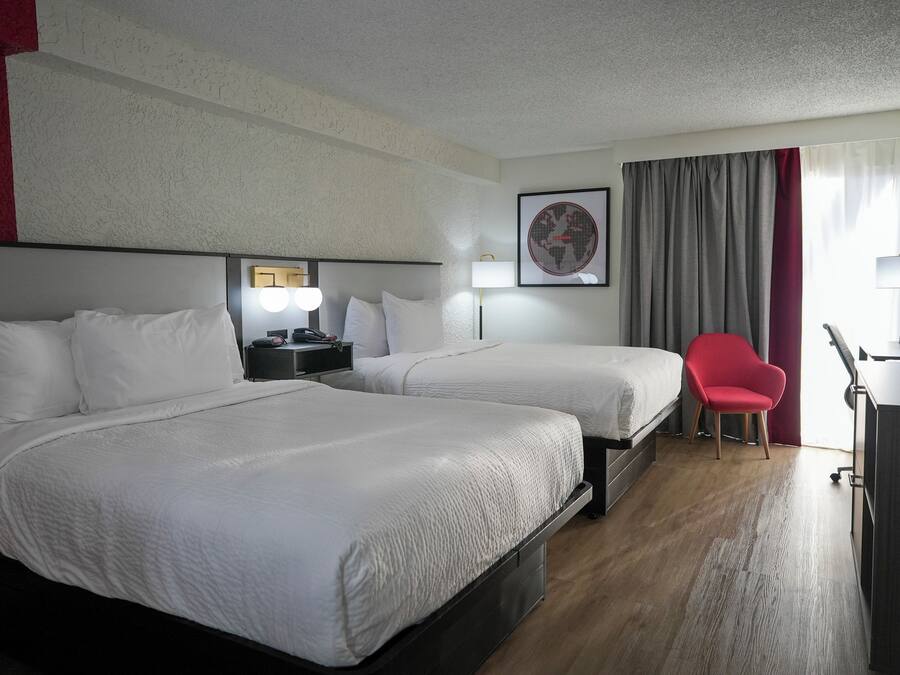 Escritorio, cortinas blackout y tabla de planchar con plancha