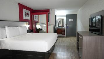 Escritorio, cortinas opacas, tabla de planchar con plancha