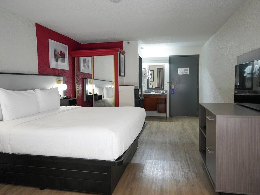 Skrivbord, mörkläggningsgardiner och strykjärn/strykbräda