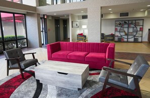 Lobby - Ramada by Wyndham Tulsa Broken Arrow (Broken Arrow)