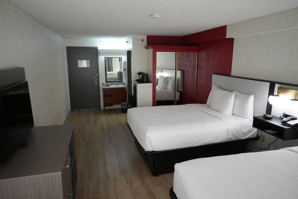 Ropa de cama de alta calidad, camas con pillow-top y escritorio 