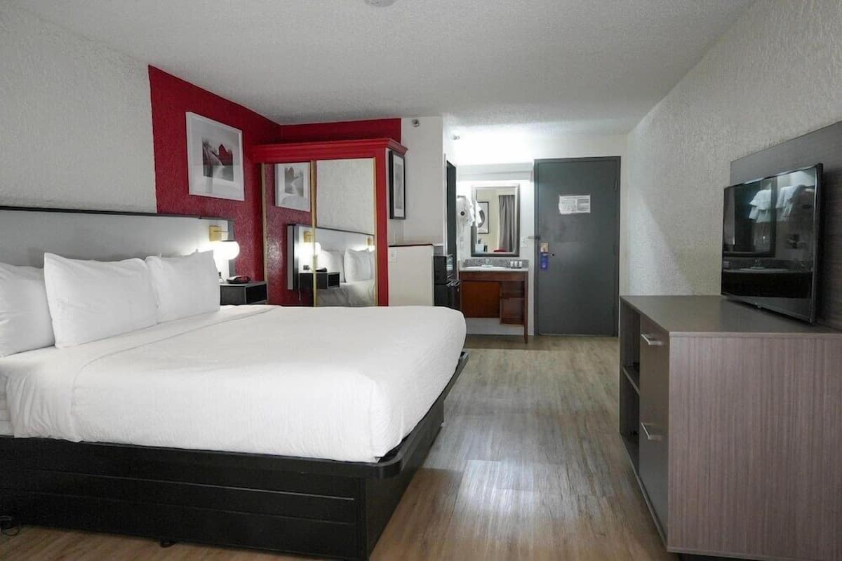 Ropa de cama de alta calidad, camas con pillow-top y escritorio 
