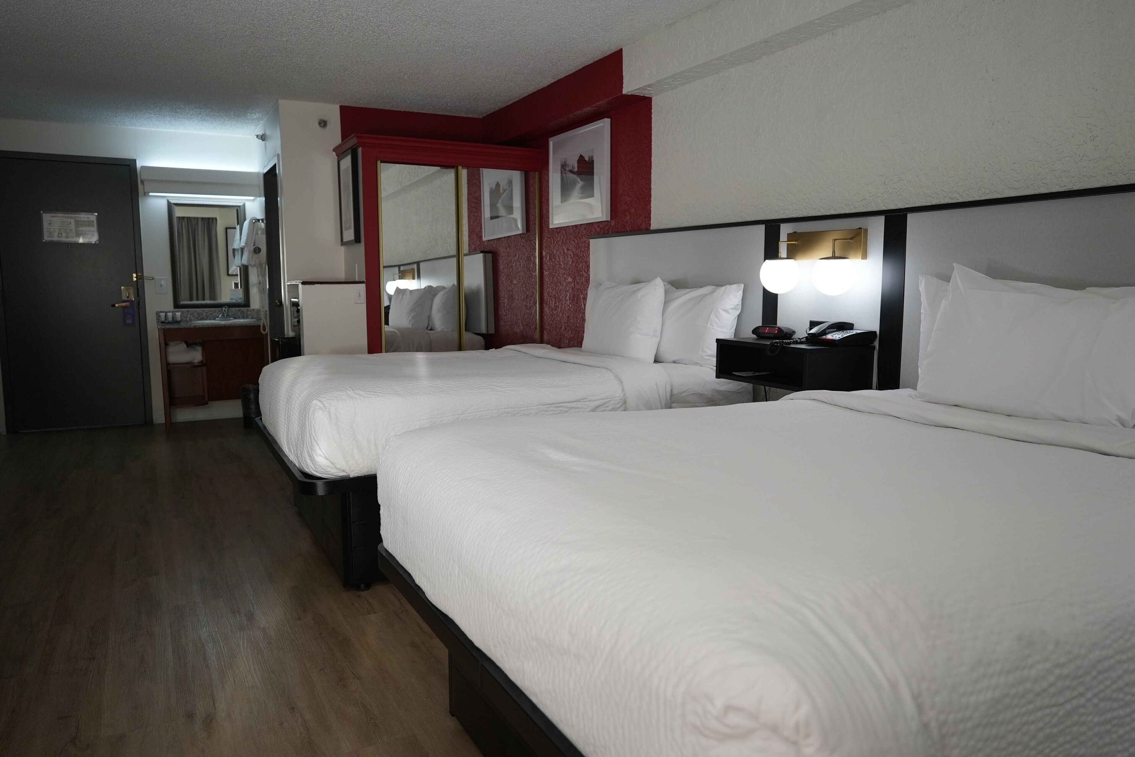 Schreibtisch, Verdunkelungsvorhänge, Bügeleisen/Bügelbrett