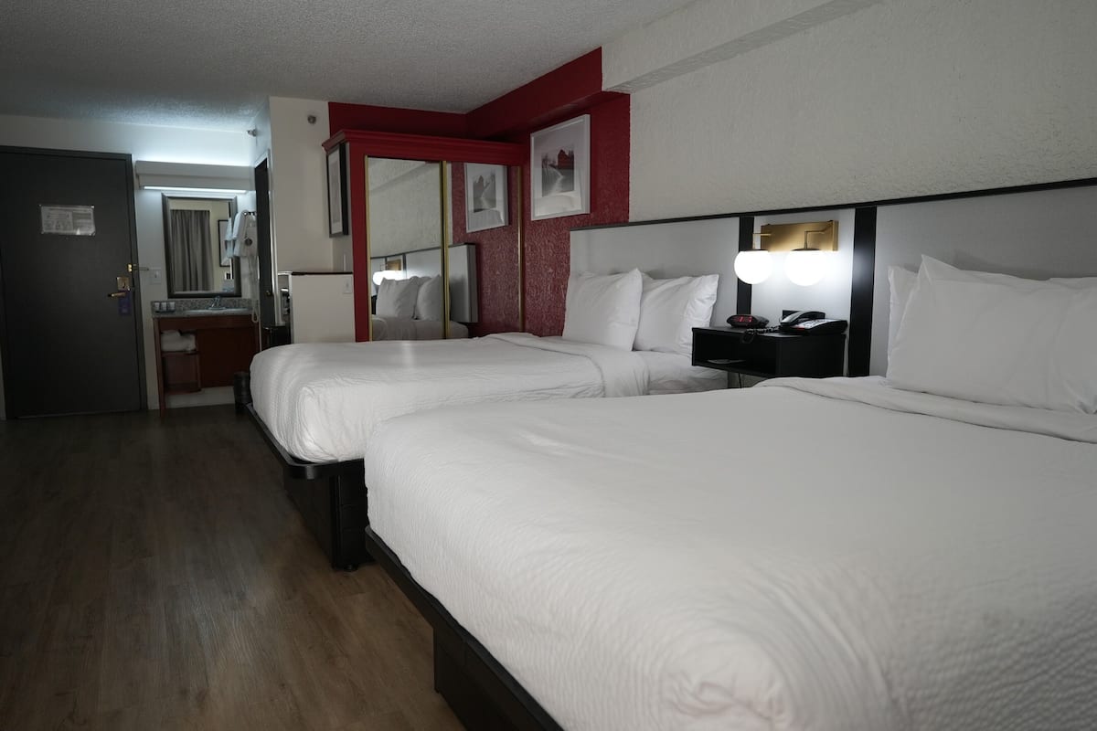 Schreibtisch, Verdunkelungsvorhänge, Bügeleisen/Bügelbrett