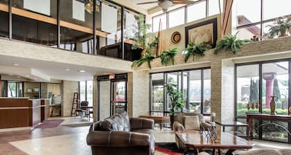 Clarion Hotel Broken Arrow - Tulsa