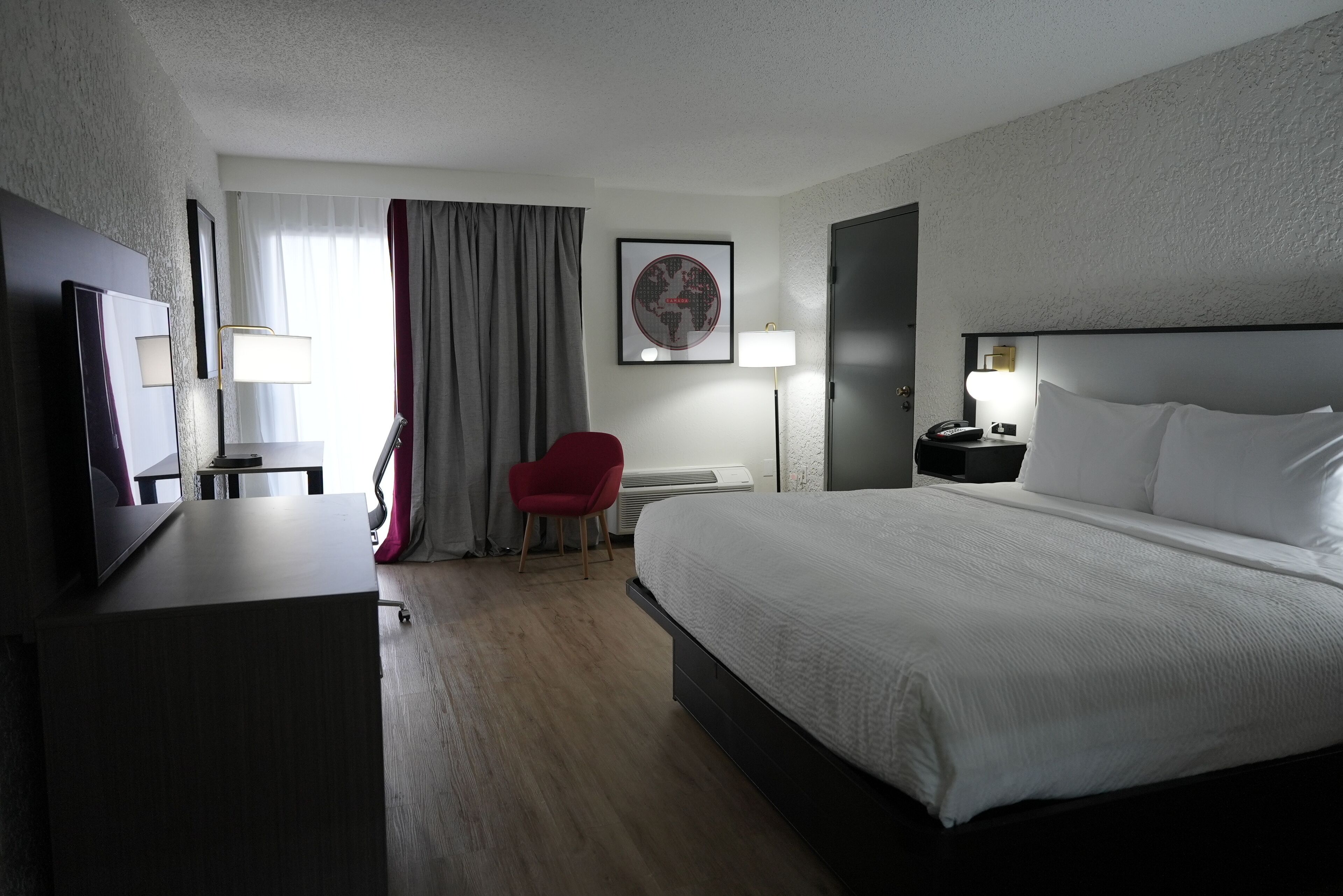 Schreibtisch, Verdunkelungsvorhänge, Bügeleisen/Bügelbrett