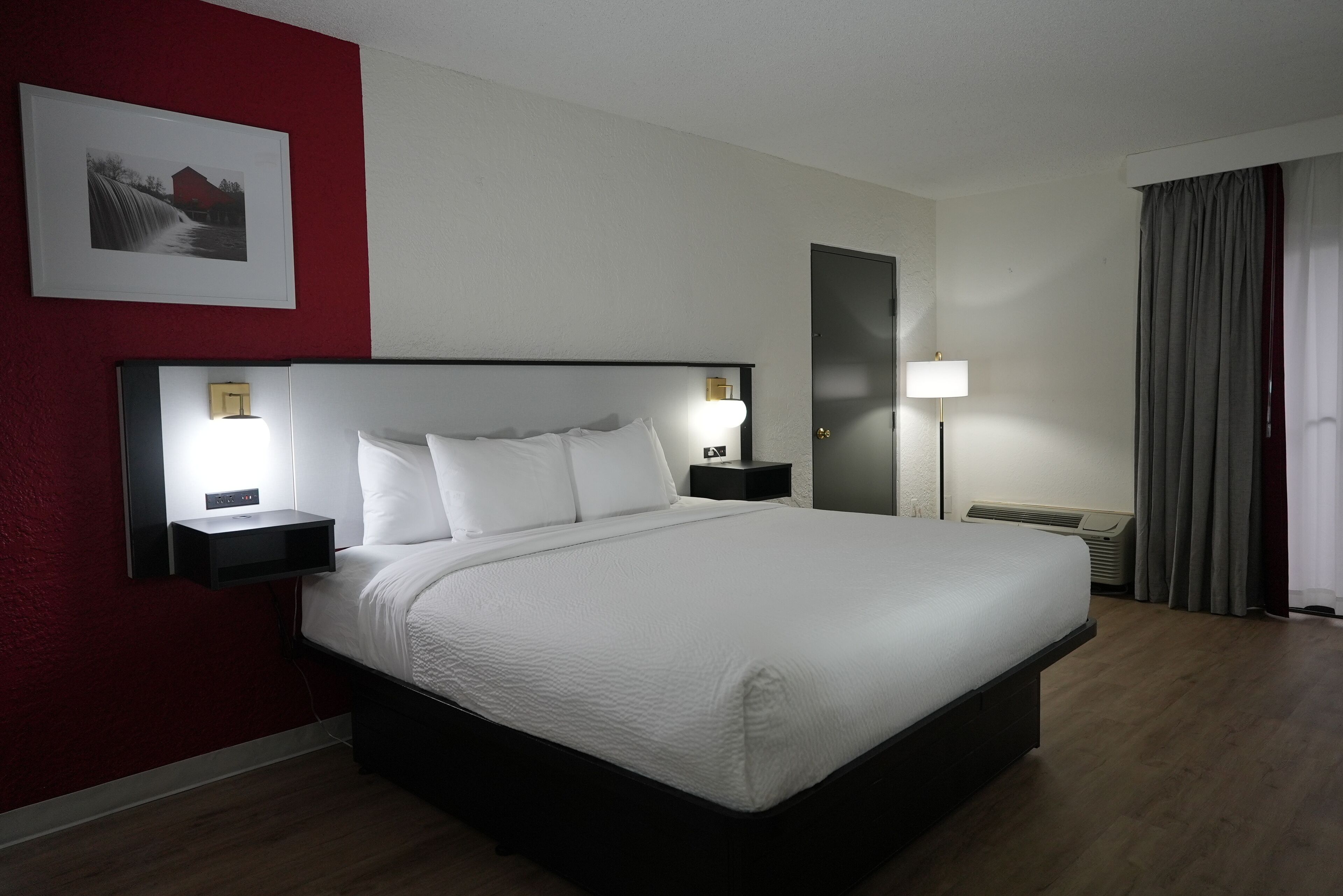 Schreibtisch, Verdunkelungsvorhänge, Bügeleisen/Bügelbrett