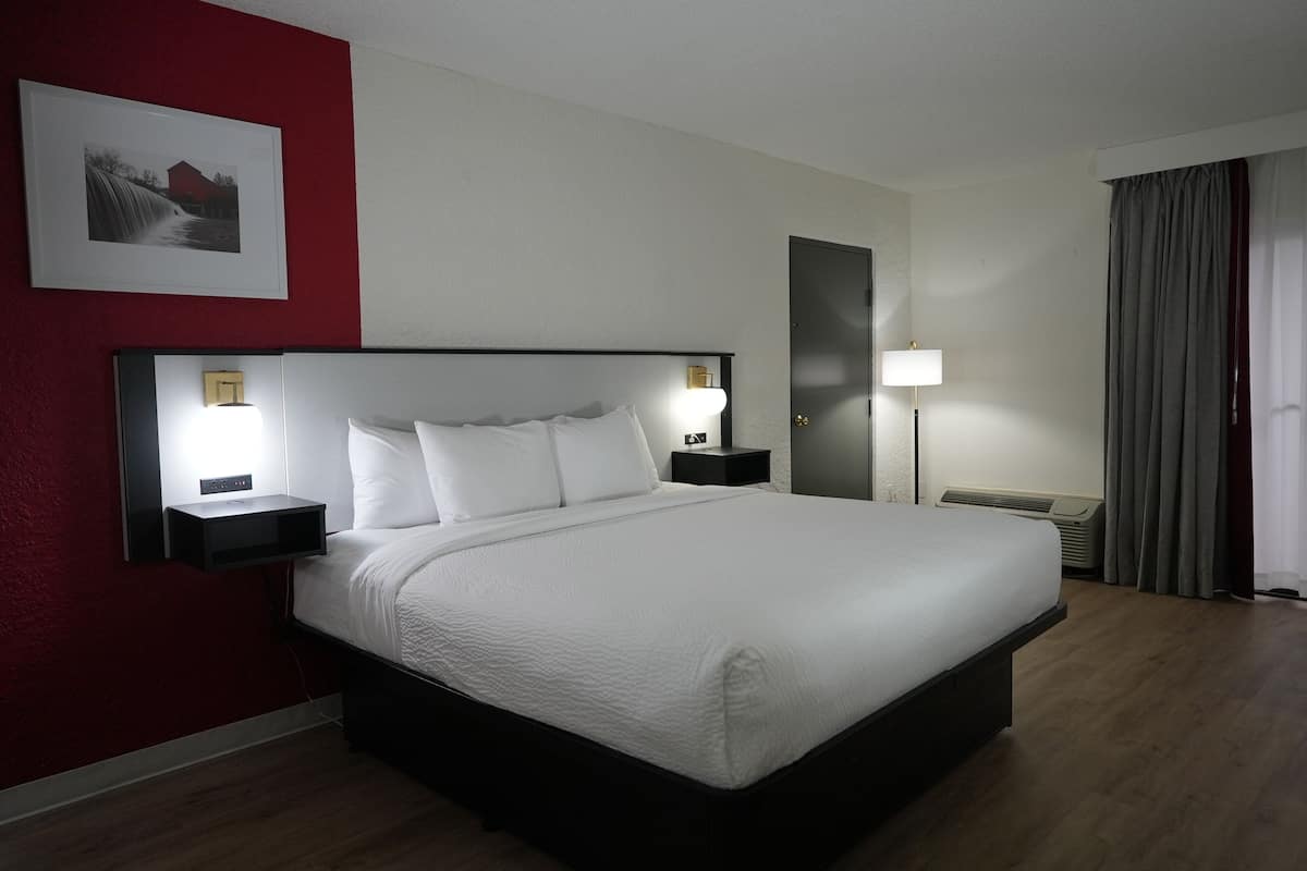 Schreibtisch, Verdunkelungsvorhänge, Bügeleisen/Bügelbrett