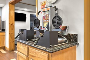 Breakfast area - Ramada by Wyndham Tulsa Broken Arrow (Broken Arrow)