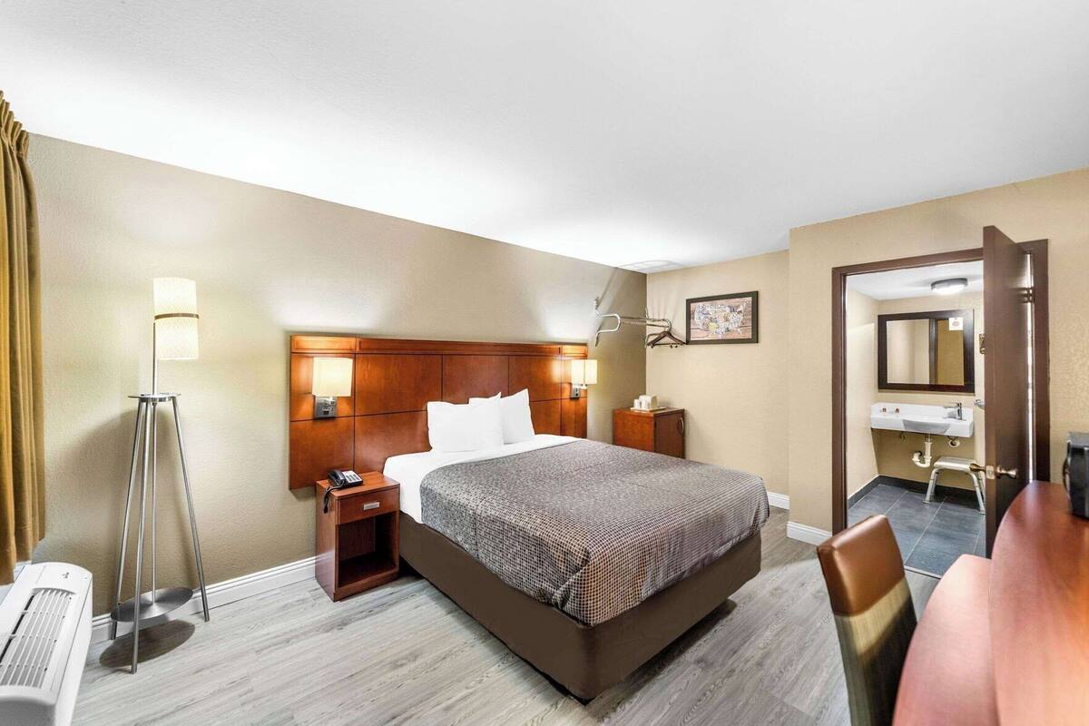 Desk, free WiFi, bed sheets