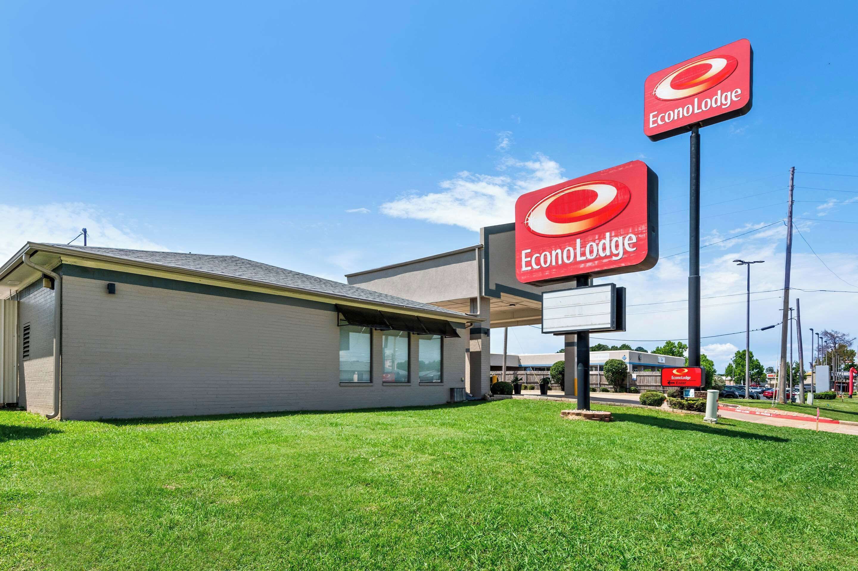 A building with a sign reading "EconoLodge."