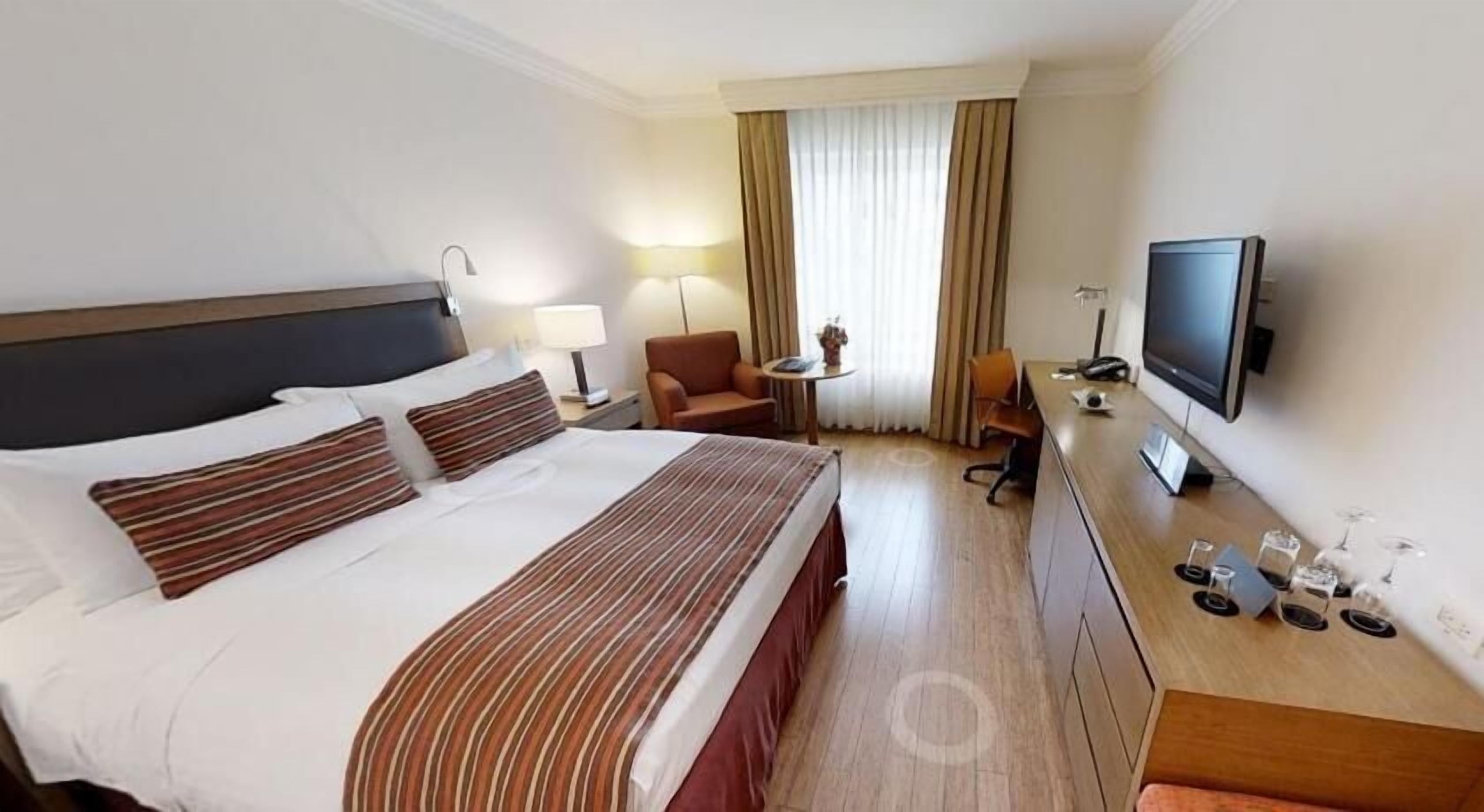 Sengetøy av topp kvalitet, safe på rommet og skrivebord