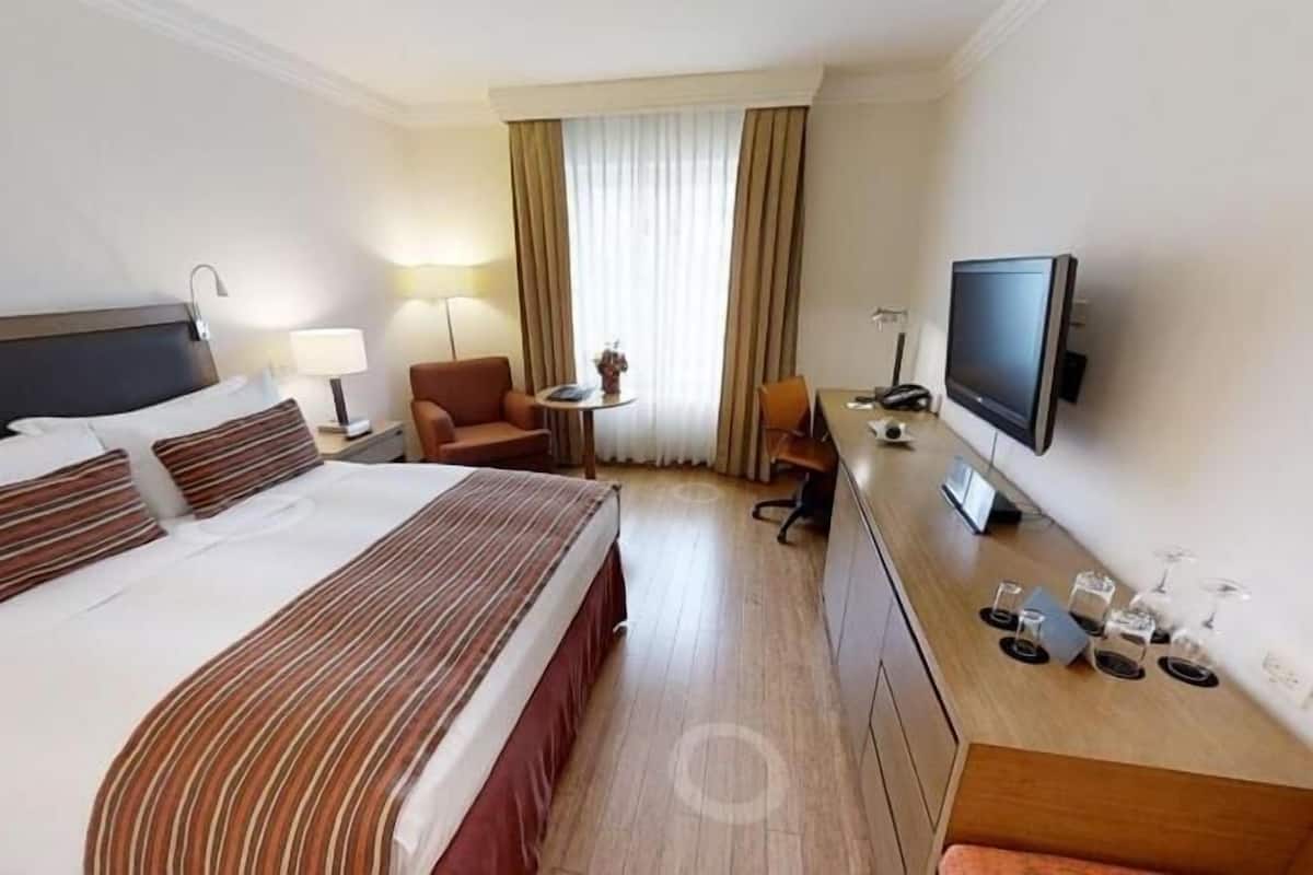 Premium bedding, in-room safe, desk, laptop workspace