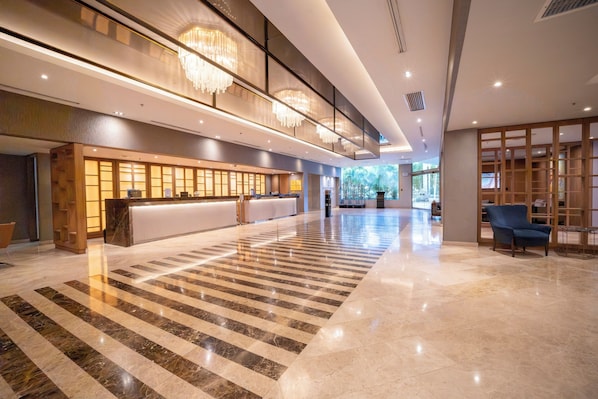 A spacious lobby with a reception desk, chandeliers, and a large marble floor. - InterContinental Cali by IHG (Cali)