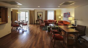 Ropa de cama de alta calidad, caja fuerte, escritorio