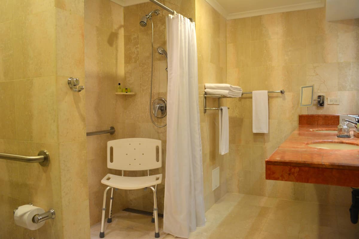 Douche, douche à « effet pluie », articles de toilette gratuits