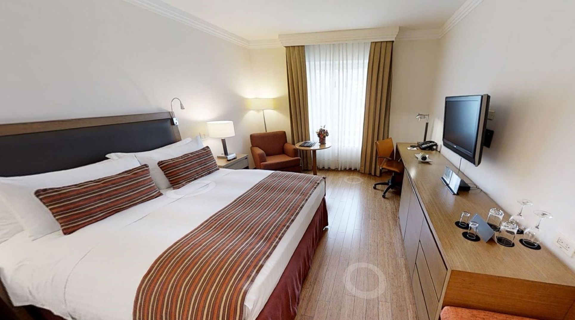 Sengetøy av topp kvalitet, safe på rommet og skrivebord