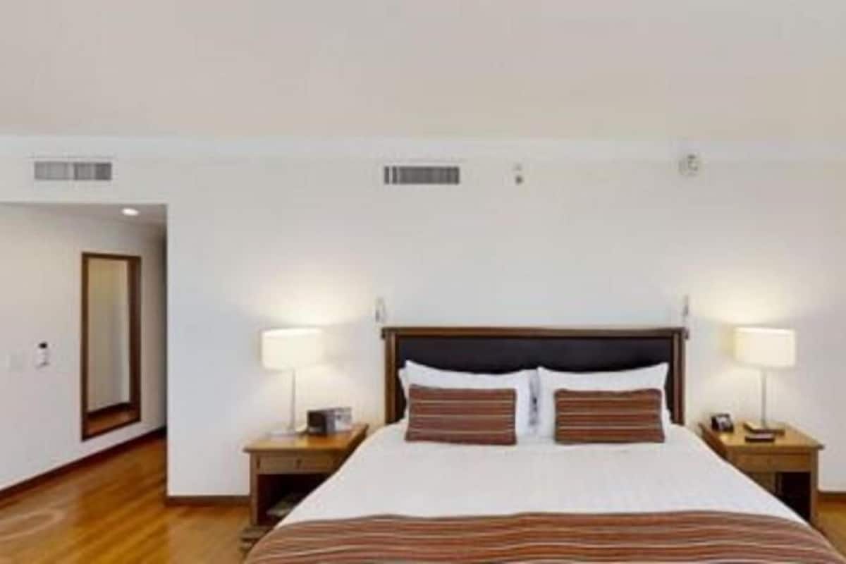 Premium bedding, in-room safe, desk, laptop workspace