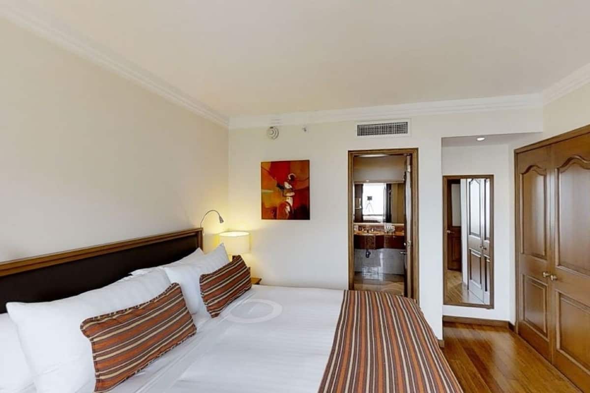 Literie de qualité supérieure, coffres-forts dans les chambres, bureau